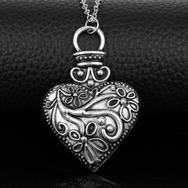 Uprírske Deníky: Zdobený náhrdelník Caroline v tvare srdca